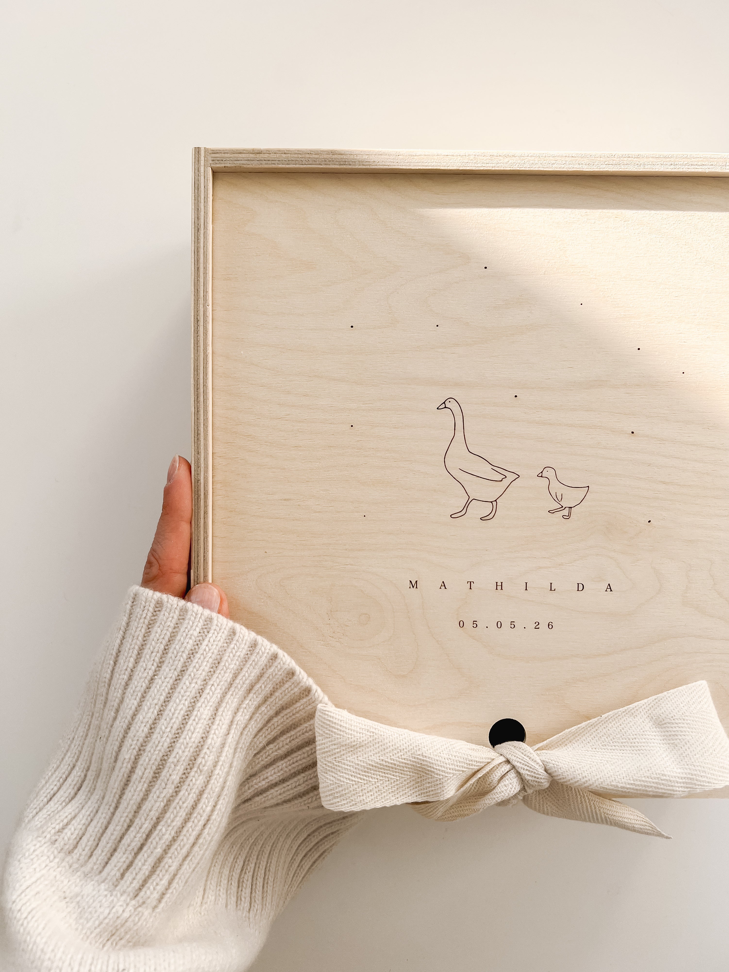 Patengeschenk zur Geburt – personalisierte Holzbox graviert – Gans Kindermotiv – Erinnerungsbox mit Schleife