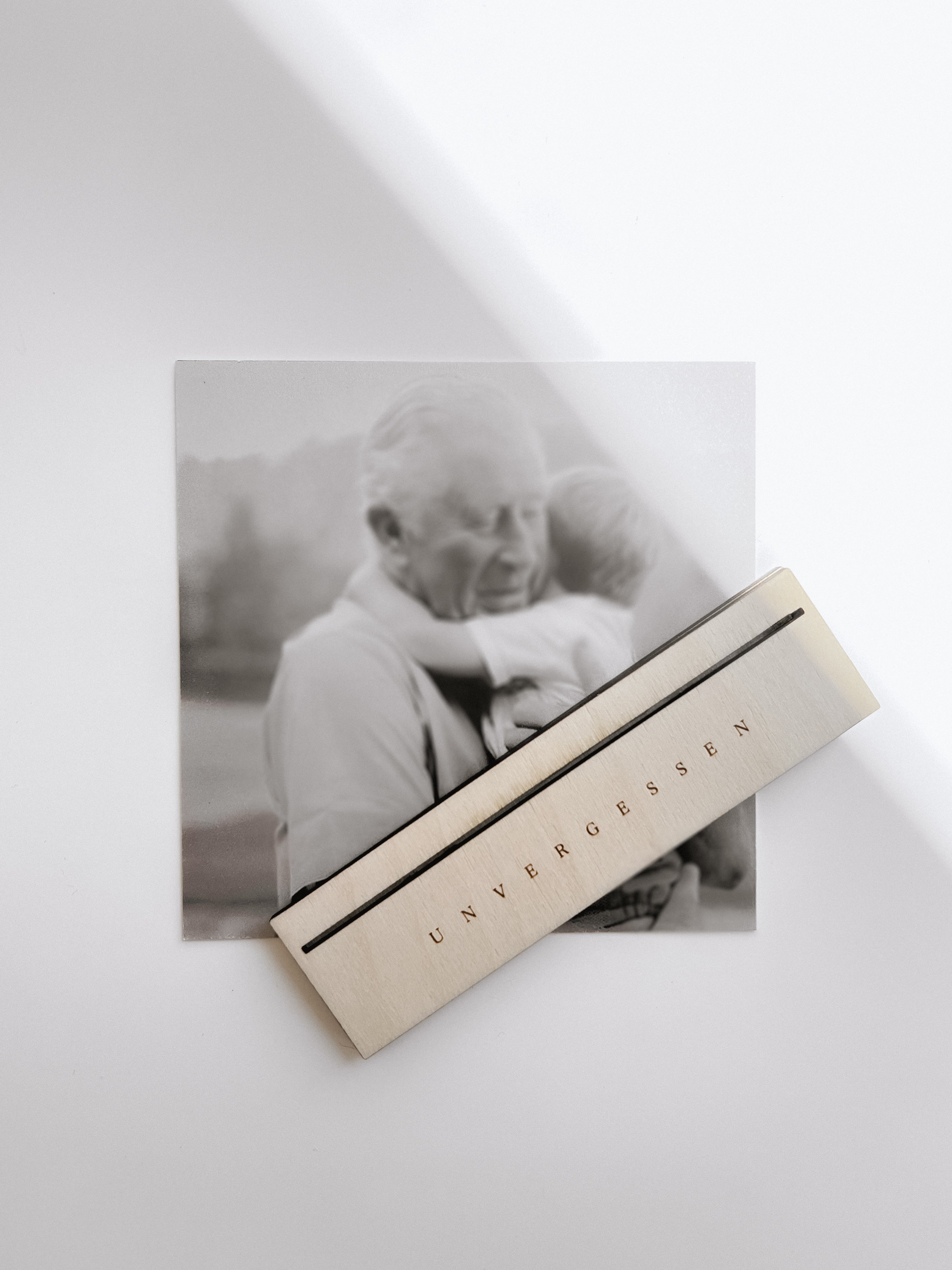 Kartenhalter aus Holz - Unvergessen