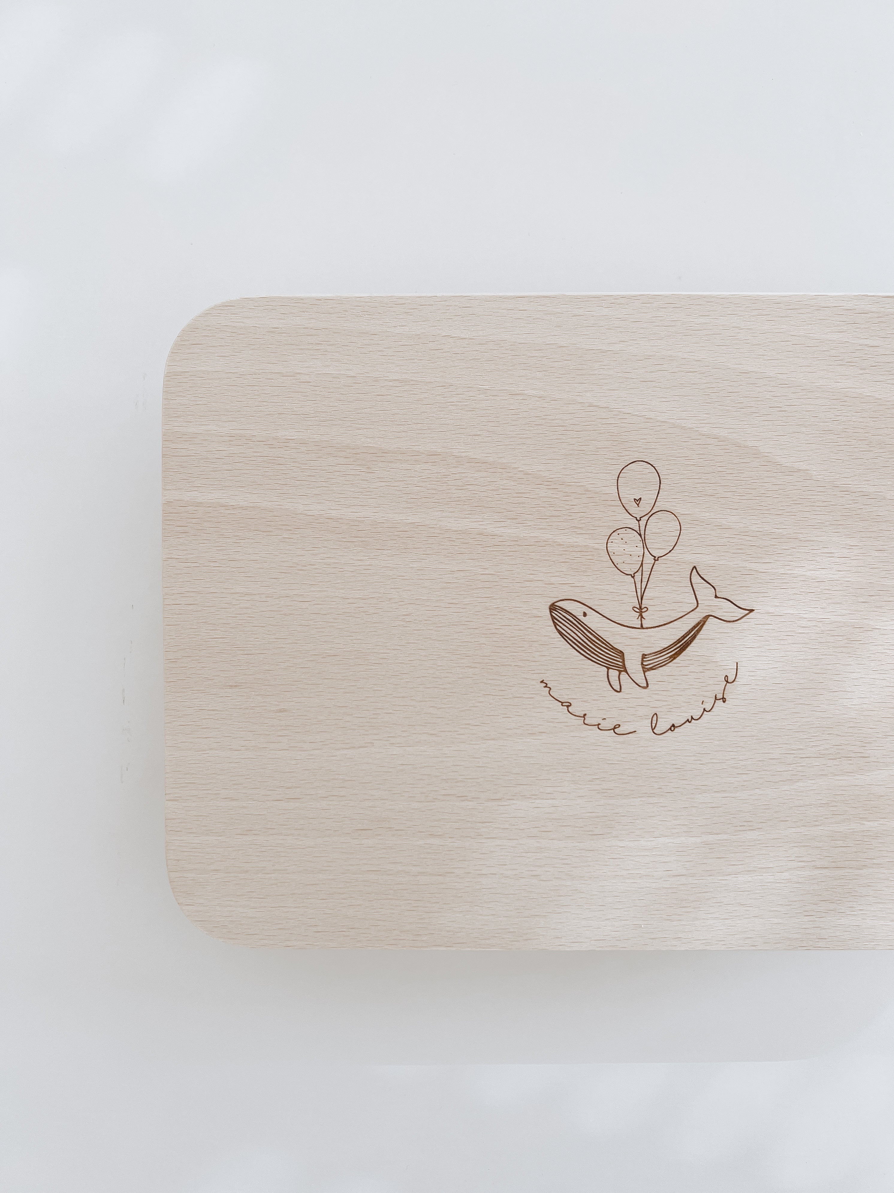 Frühstücksbrettchen personalisiert - Wal mit Ballon