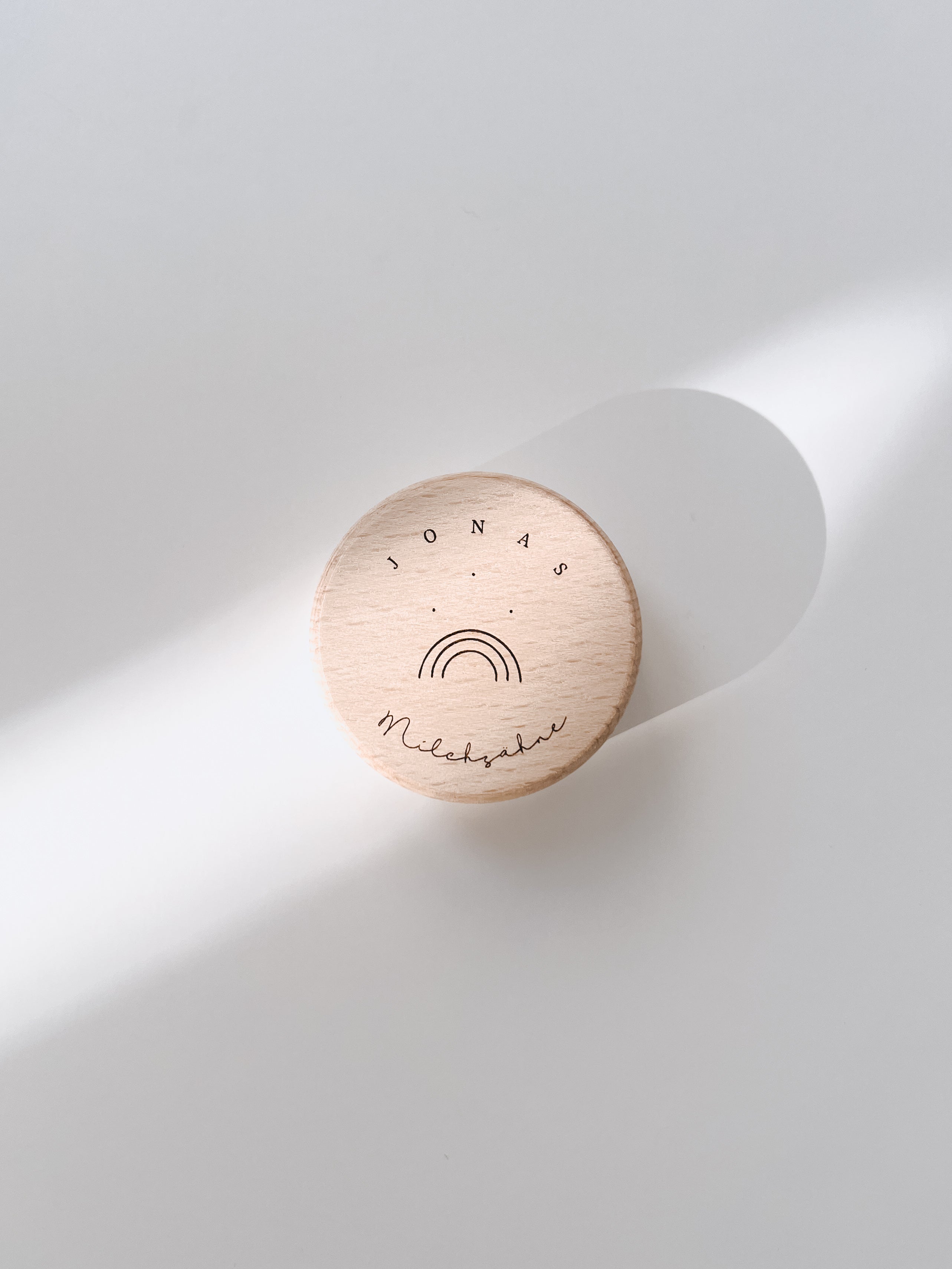 Zahndose Holz personalisiert - Regenbogen Gravur