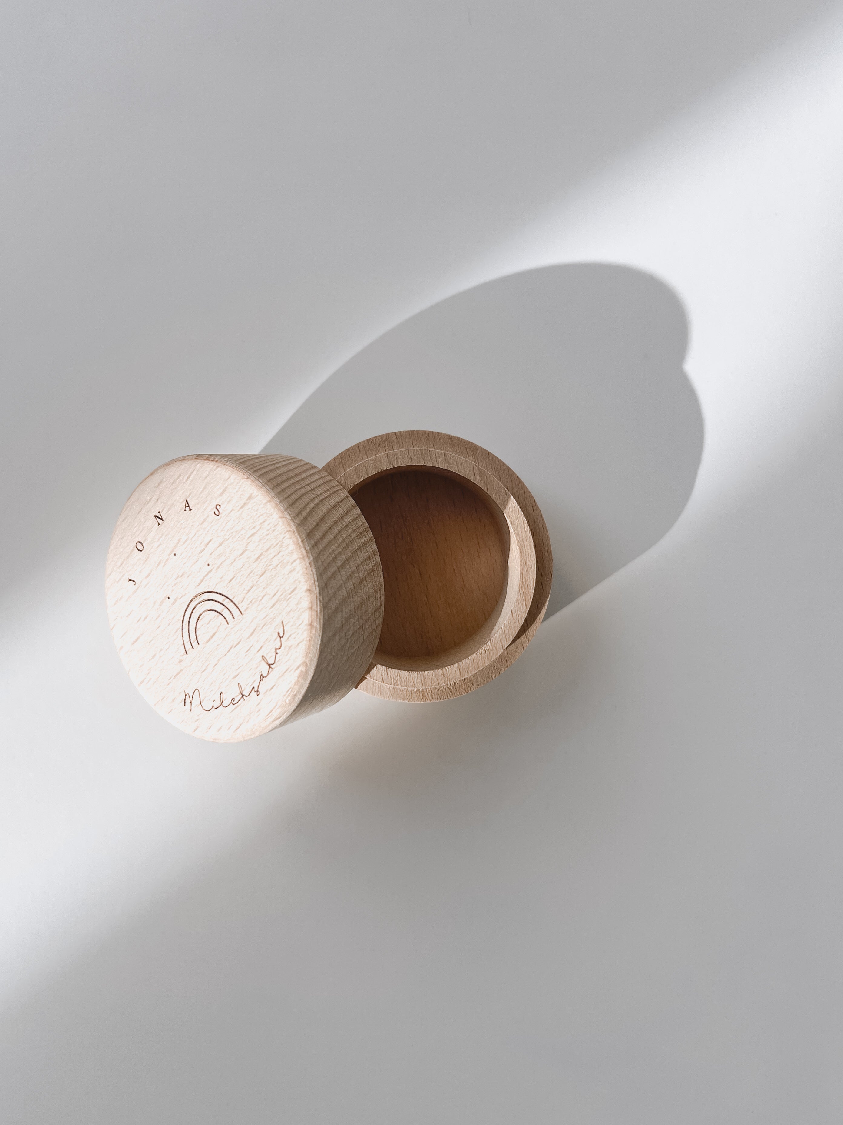 Zahndose Holz personalisiert - Regenbogen Gravur