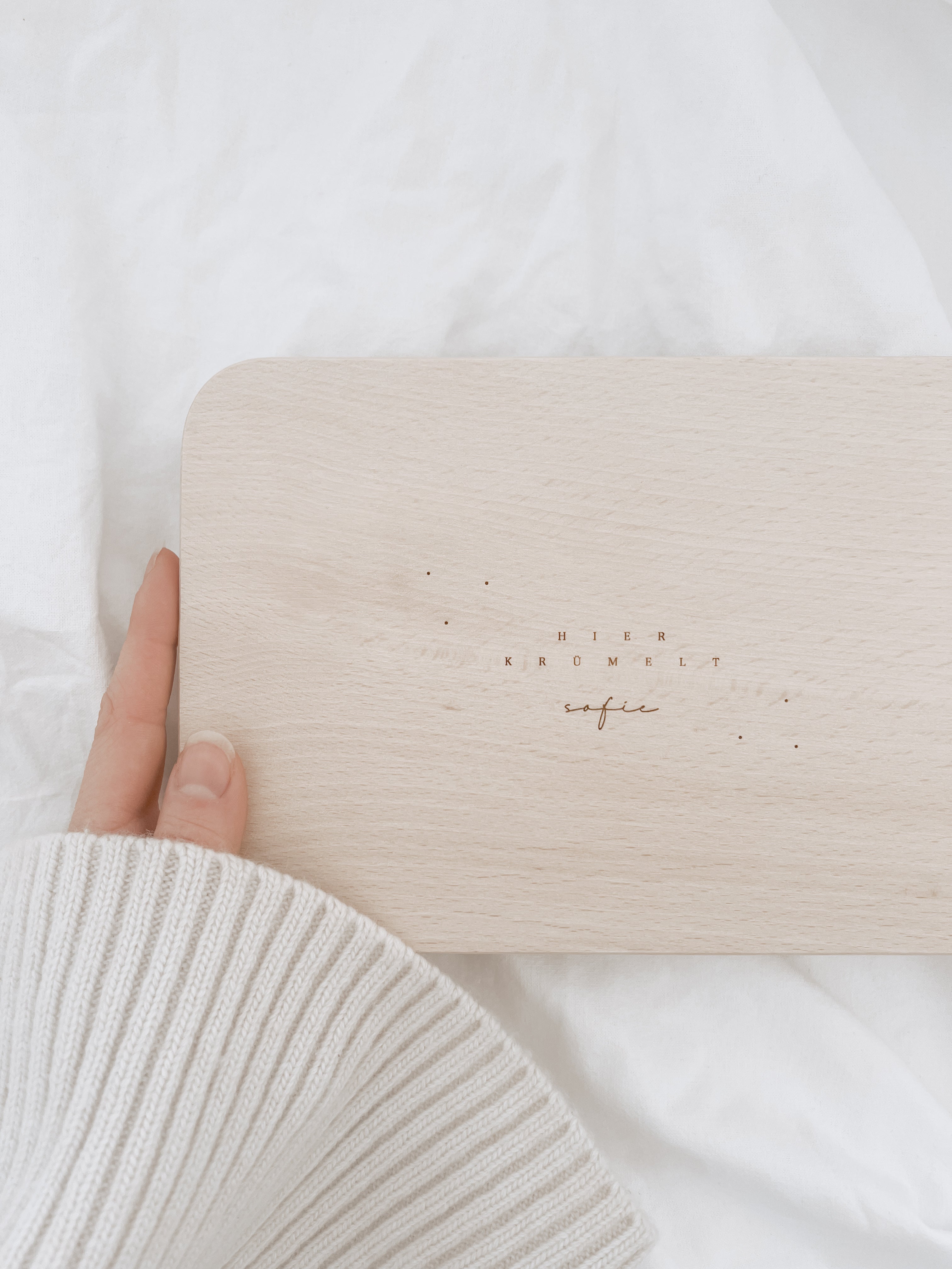 Frühstücksbrettchen personalisiert - „hier krümelt..“