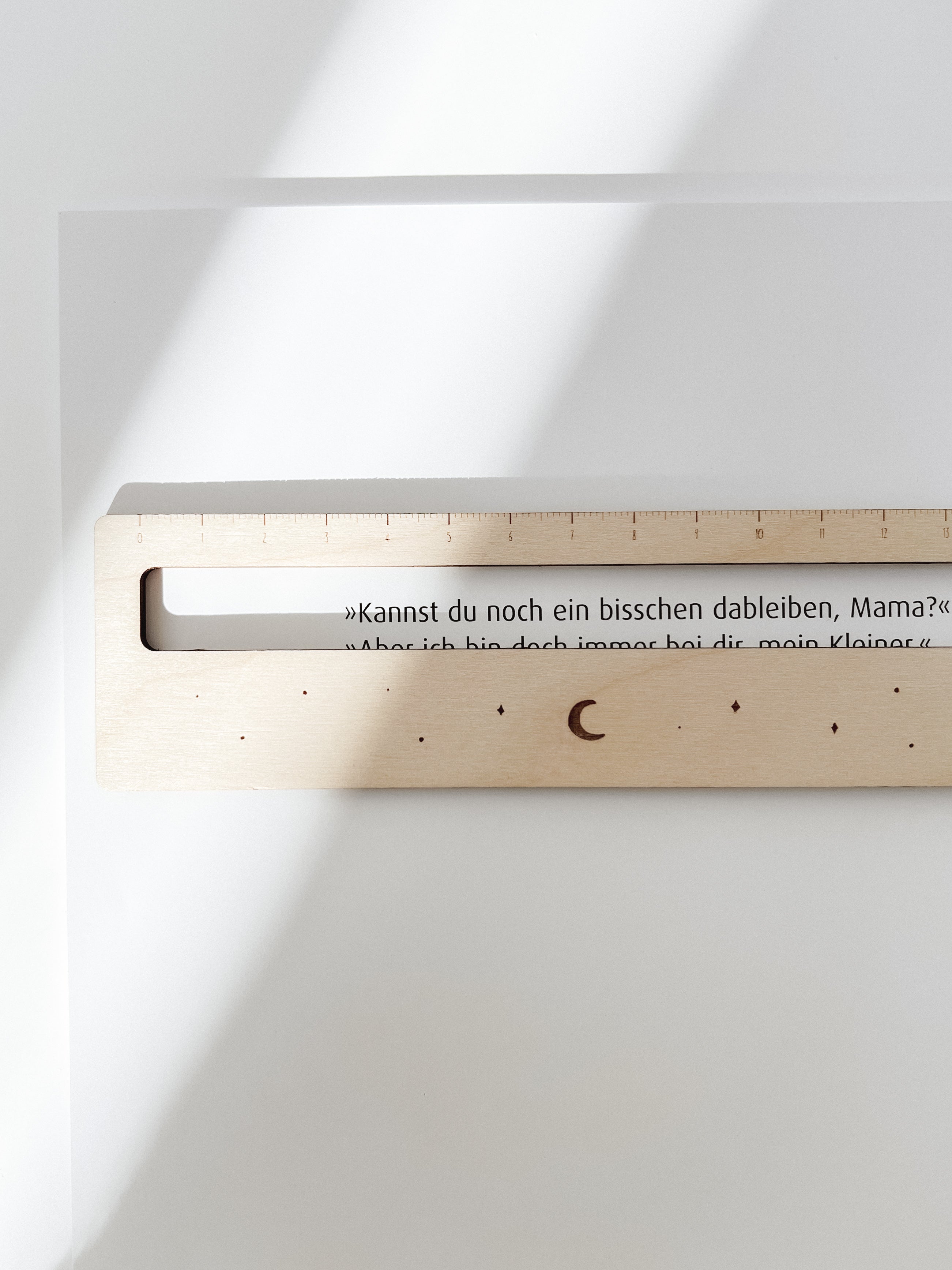 Lesehilfe aus Holz - Mond und Sterne