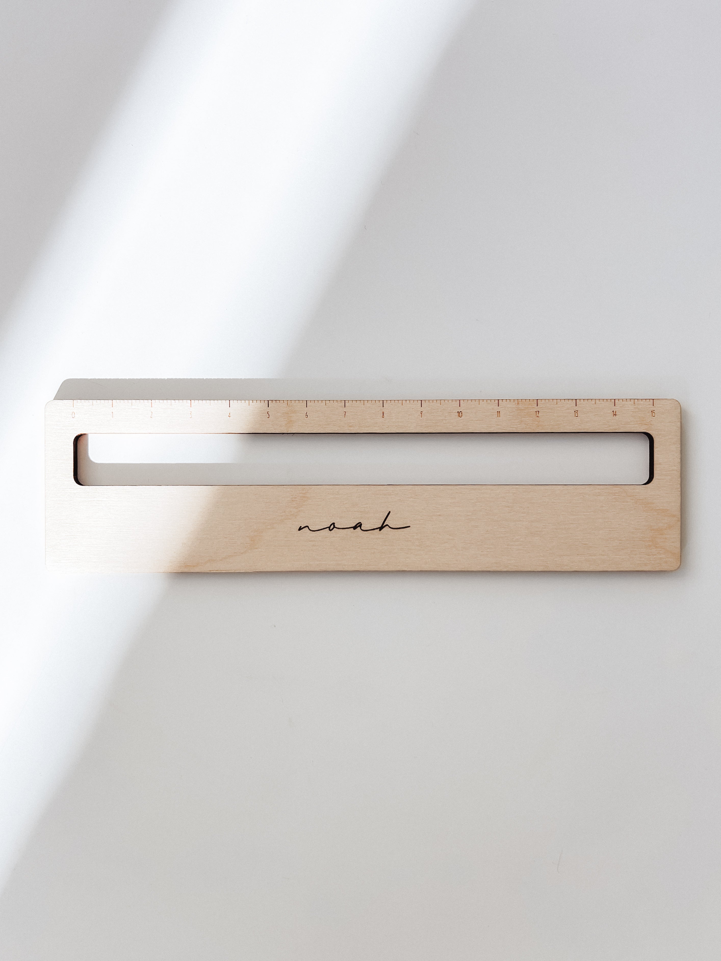 Lesehilfe Holz personalisiert mit Namen – Geschenk Schultüte Einschulung – Lineal Lesezeichen Kinder FSC Holz