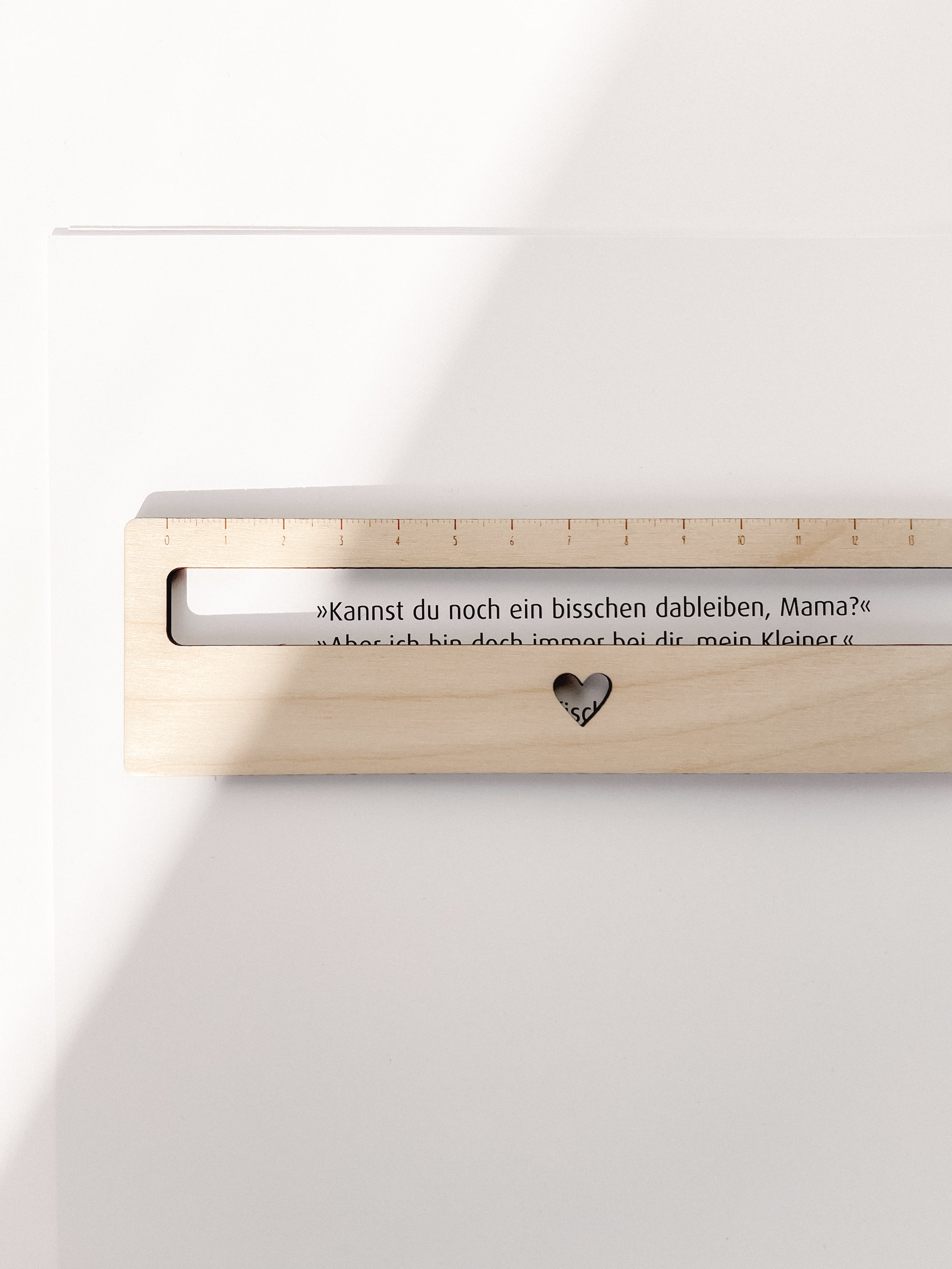 Lesehilfe Holz FSC mit Herzmotiv und Textstreifen – Leseschiene Lineal Kinder – Einschulungsgeschenk Grundschule handgefertigt Deutschland
