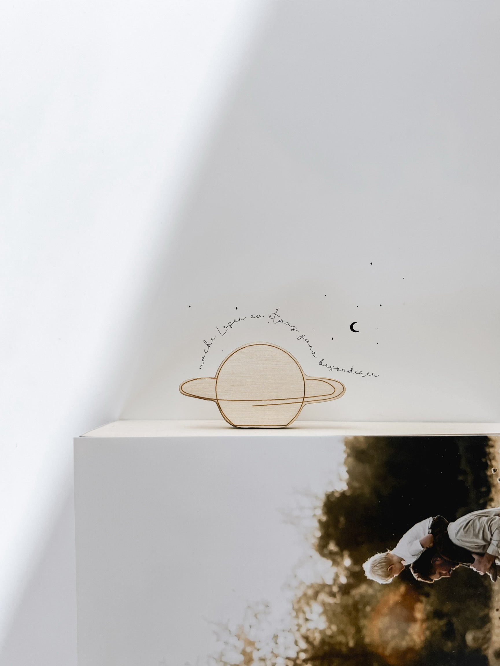 Lesezeichen Kinder Holz Planet Saturn – Buchzeichen Naturholz handgefertigt – Einschulungsgeschenk minimalistisch Deutschland