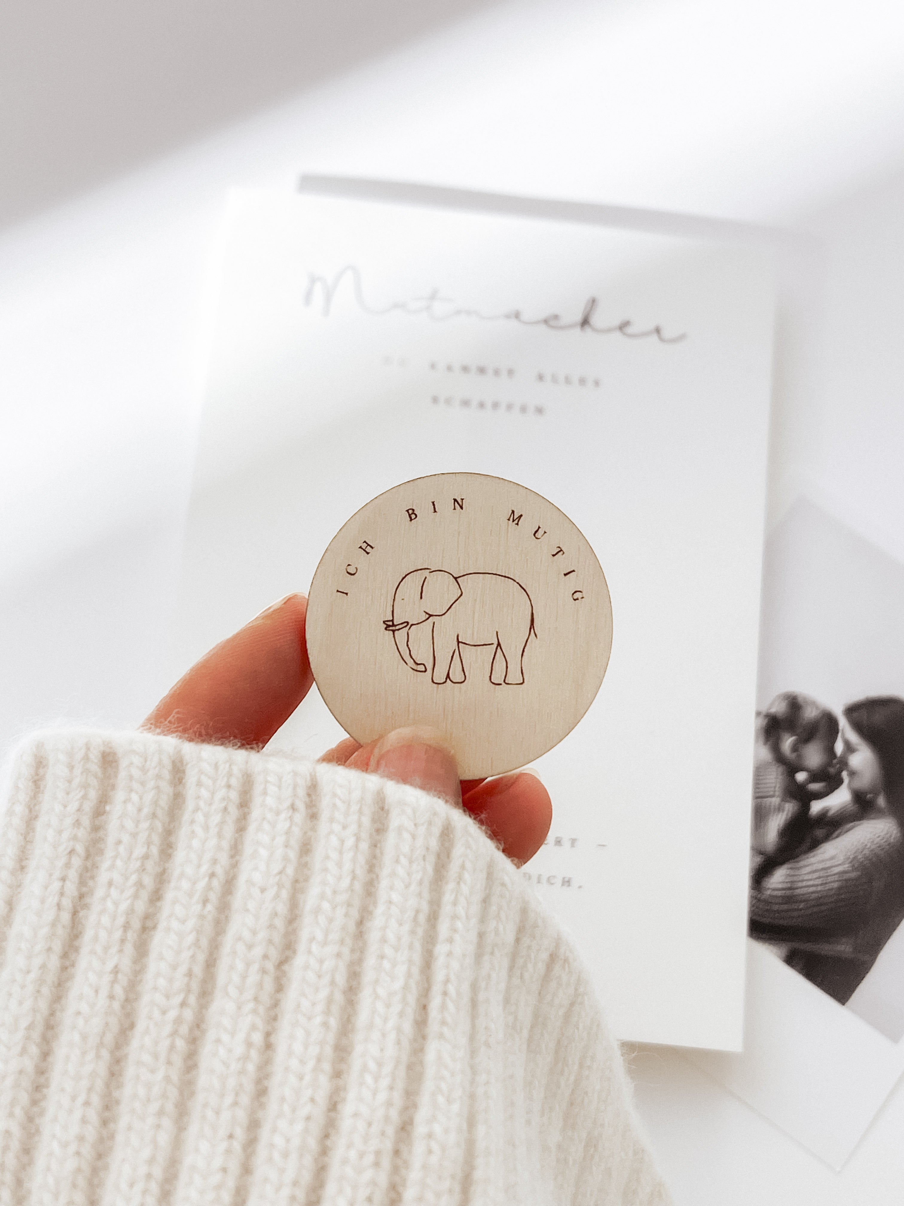 Holzmutmacher rund mit Elefant graviert und Schriftzug Ich bin mutig – Einschulungsgeschenk Kinder – Mutmacherkarte Schulstart handgefertigt