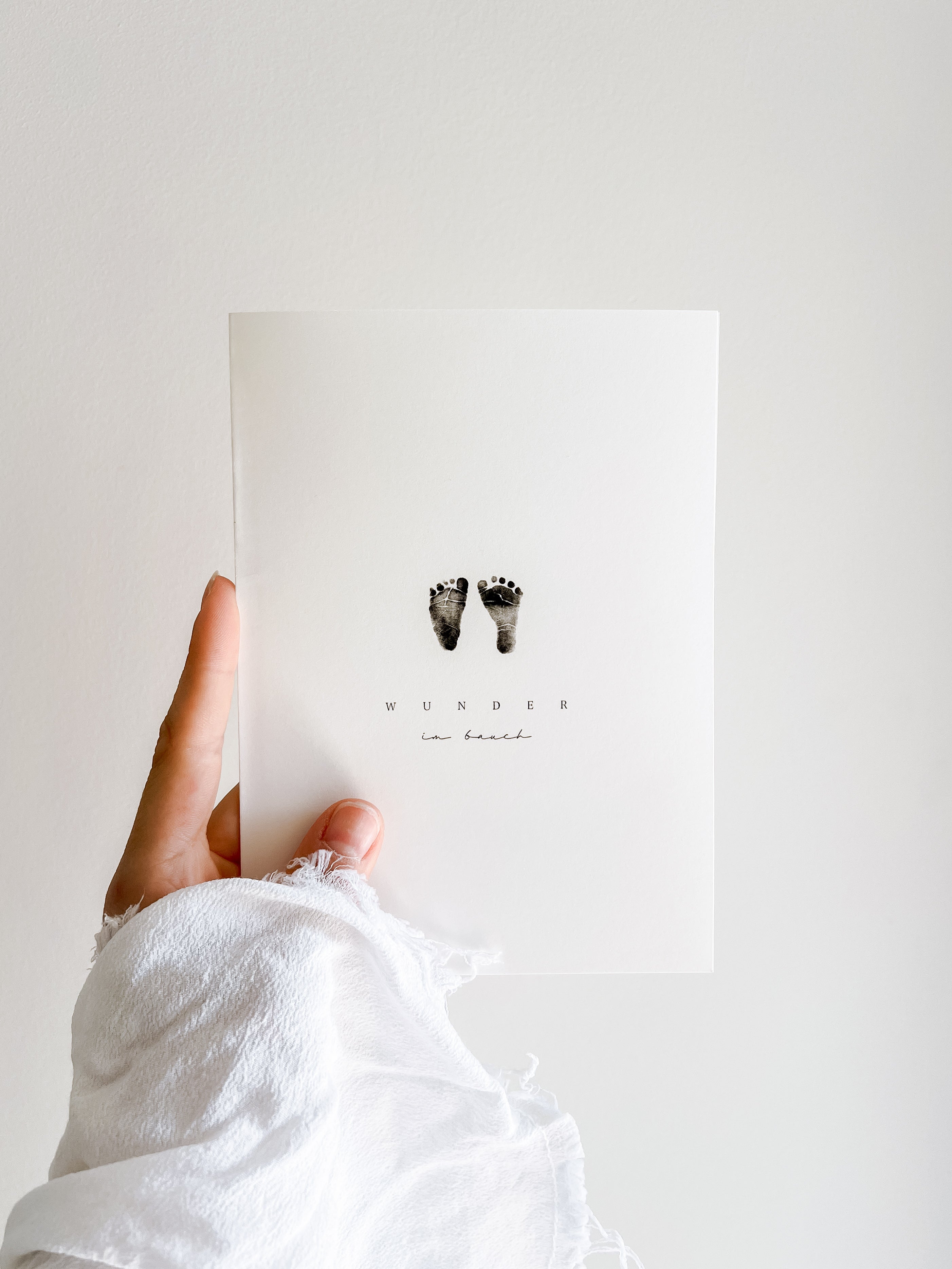 Mutterpasshülle weiß minimalistisch mit Babyfüße Motiv und Aufschrift Wunder im Bauch – Schwangerschaftsgeschenk werdende Mutter – Babyparty Geschenk Mutterpass Hülle