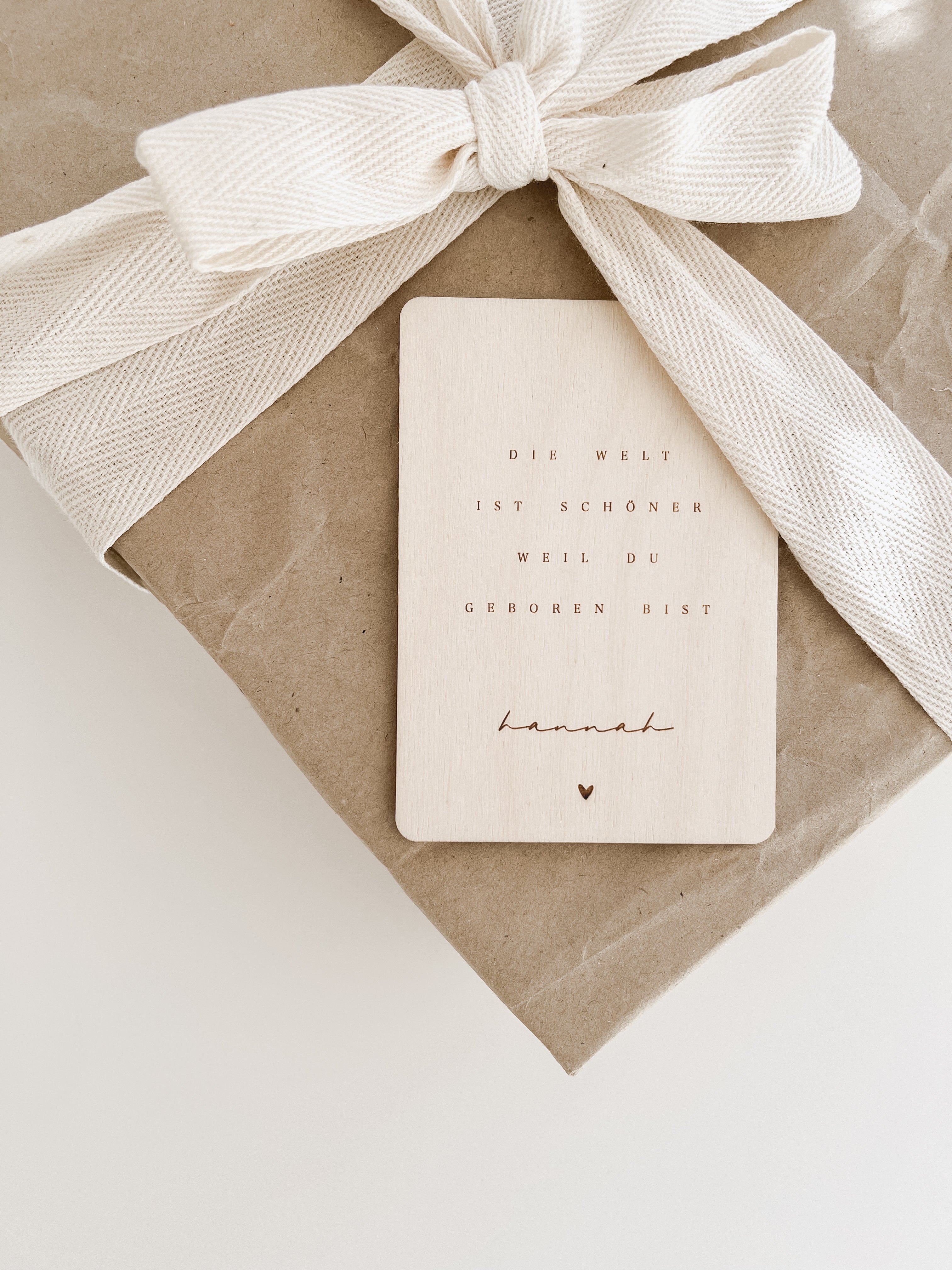 Karte zur Geburt aus Holz - Die Welt ist schöner…