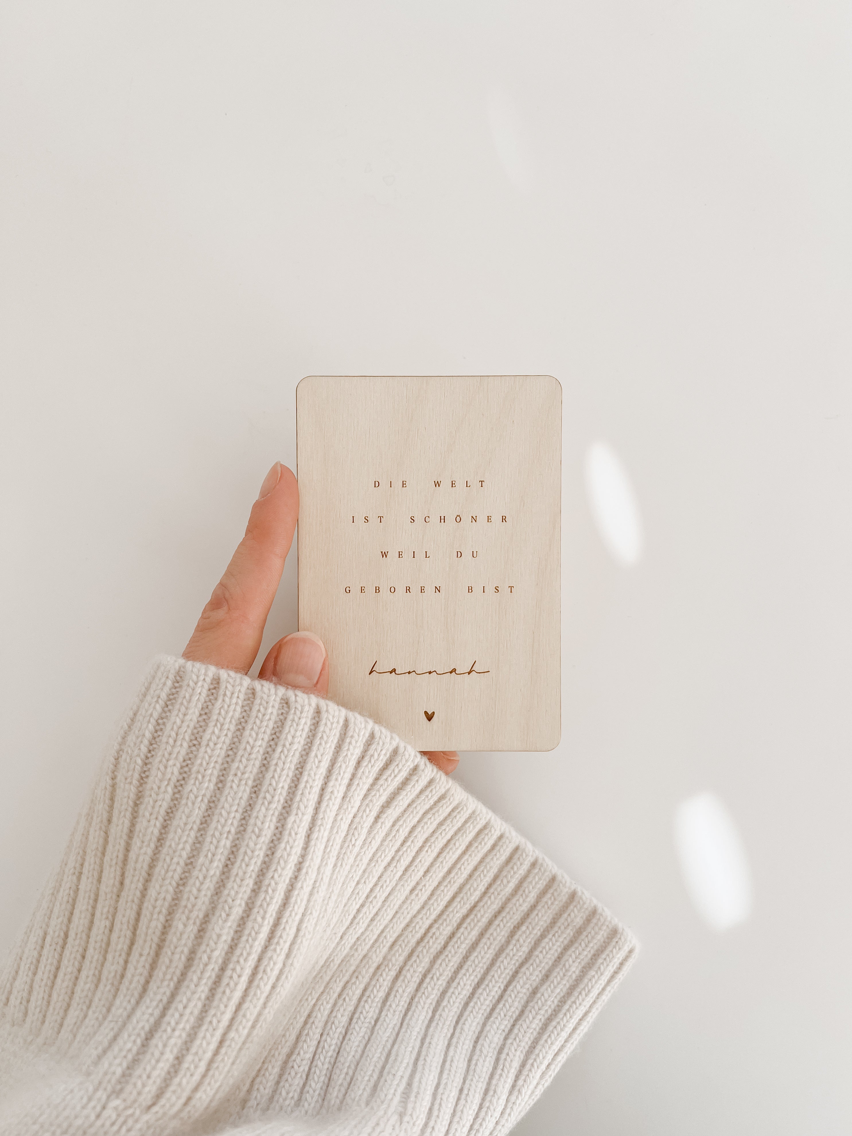 Karte zur Geburt aus Holz - Die Welt ist schöner…