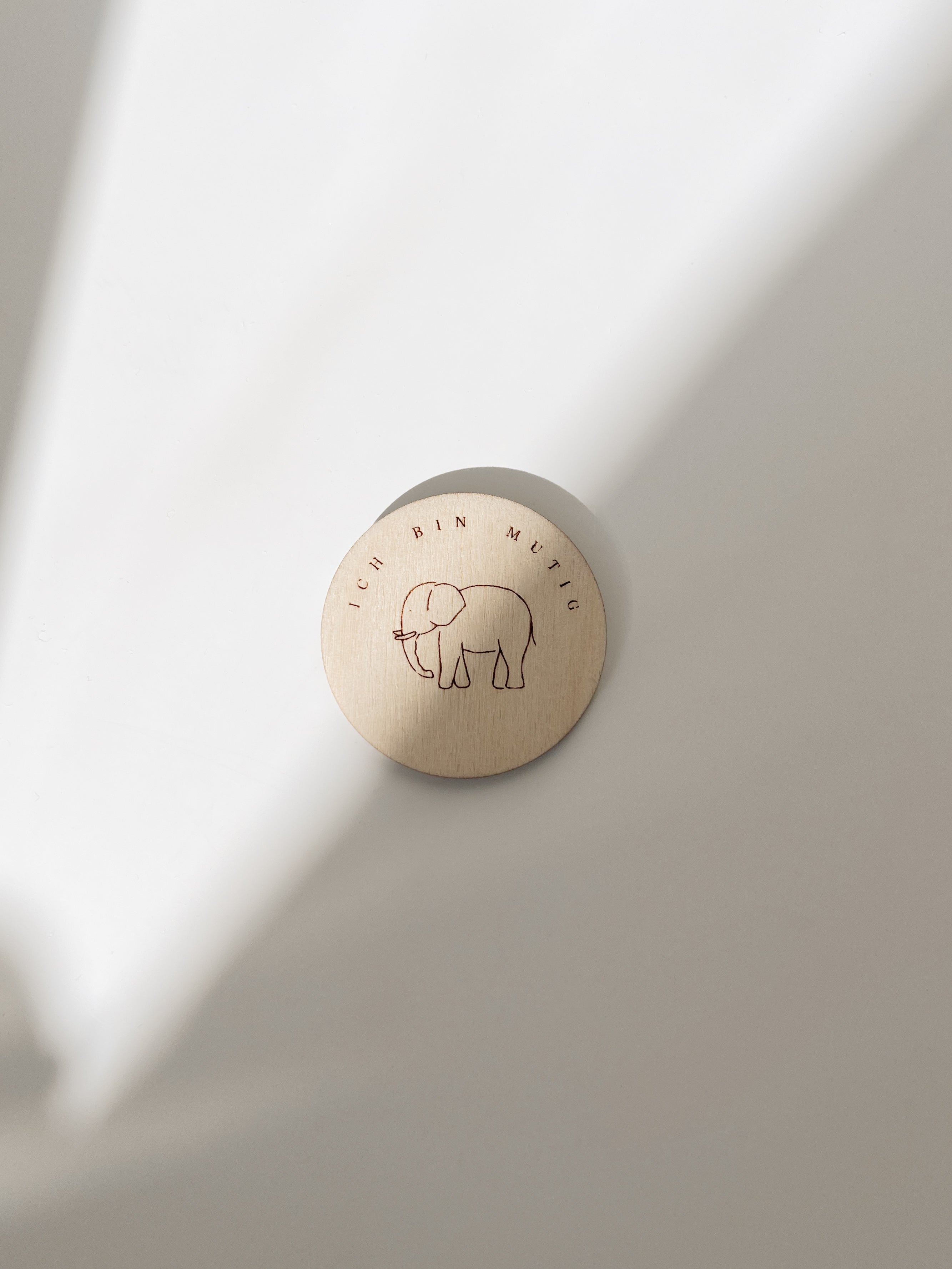 Mutmacher Holz Elefant Einschulungsgeschenk Kind – Ich bin mutig Gravur – Motivationsgeschenk Kinder minimalistisch