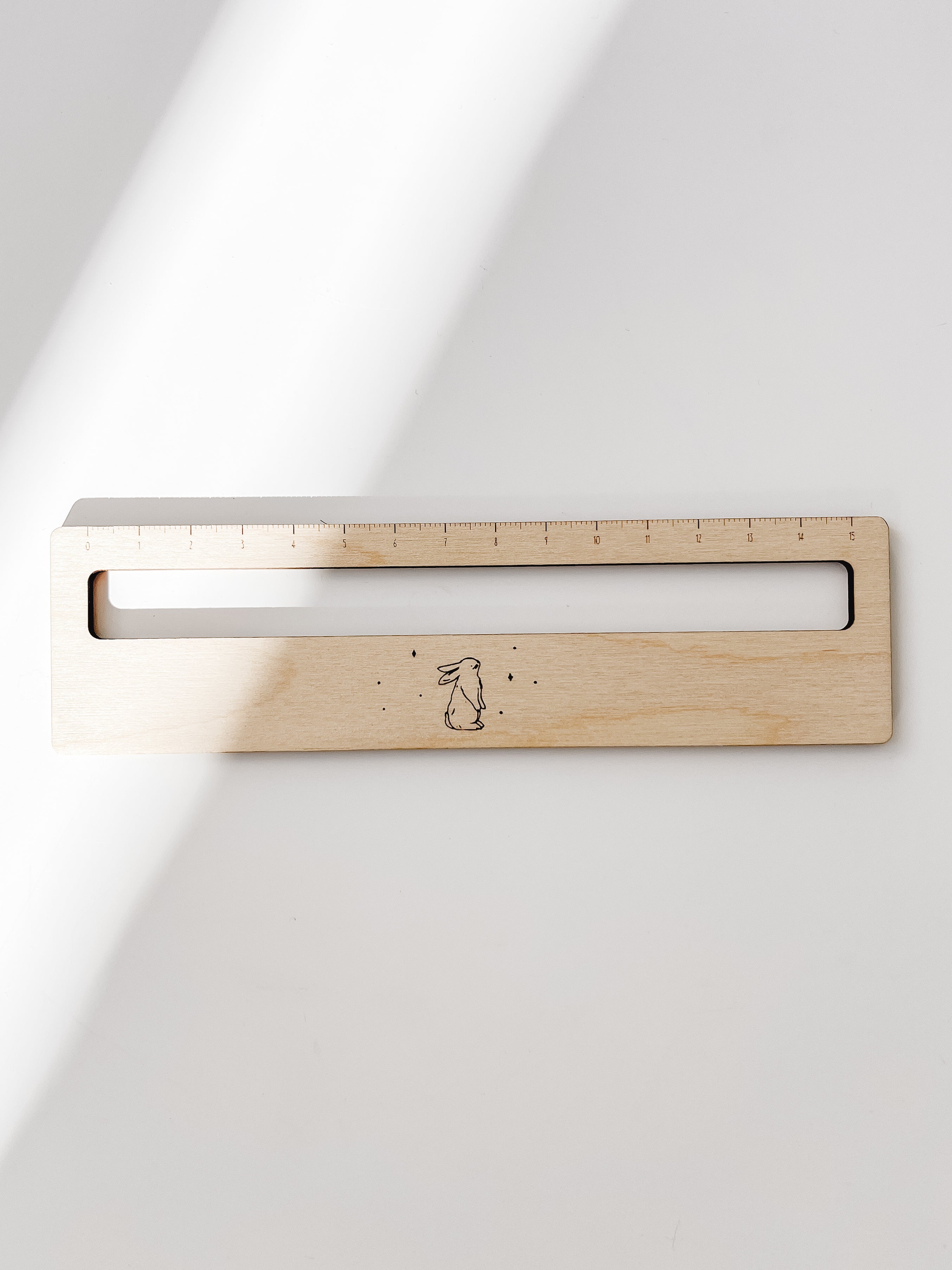Lesehilfe aus Holz - kleiner Hase