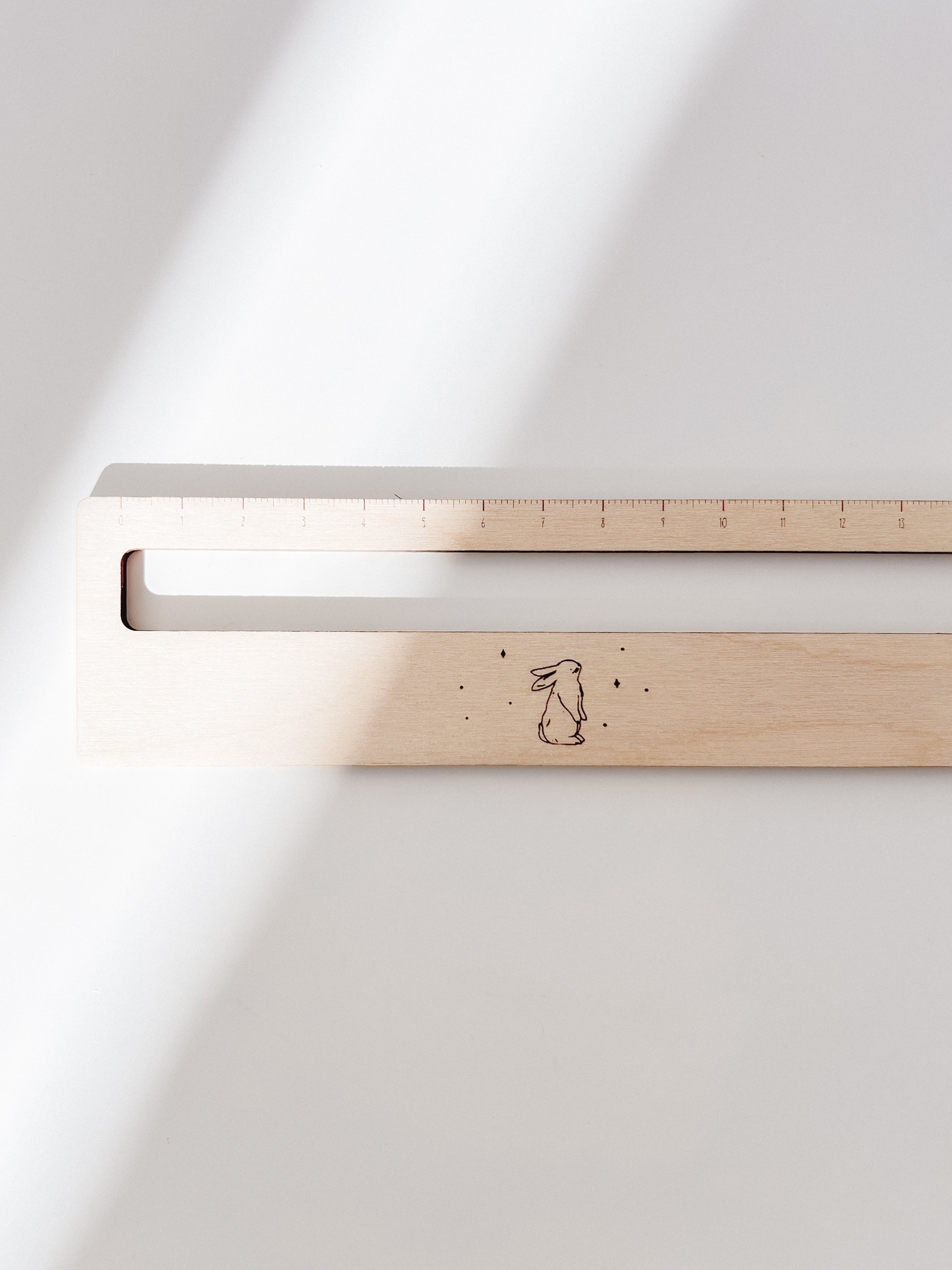 Lesehilfe aus Holz - kleiner Hase