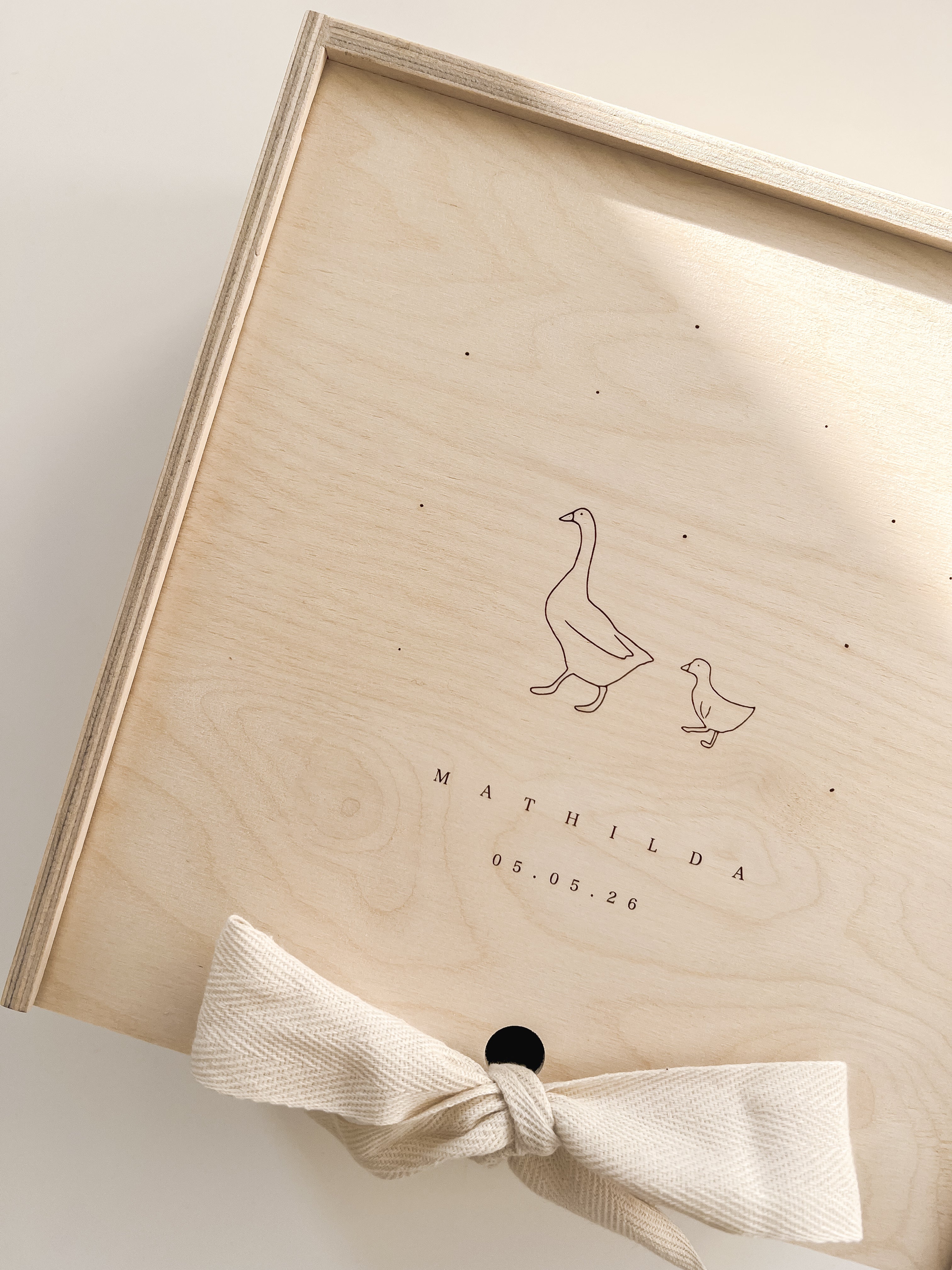 Personalisierte Holzbox zur Geburt – Geschenk Neugeborenes mit Name und Datum graviert – Gans Tiere Birkenholz
