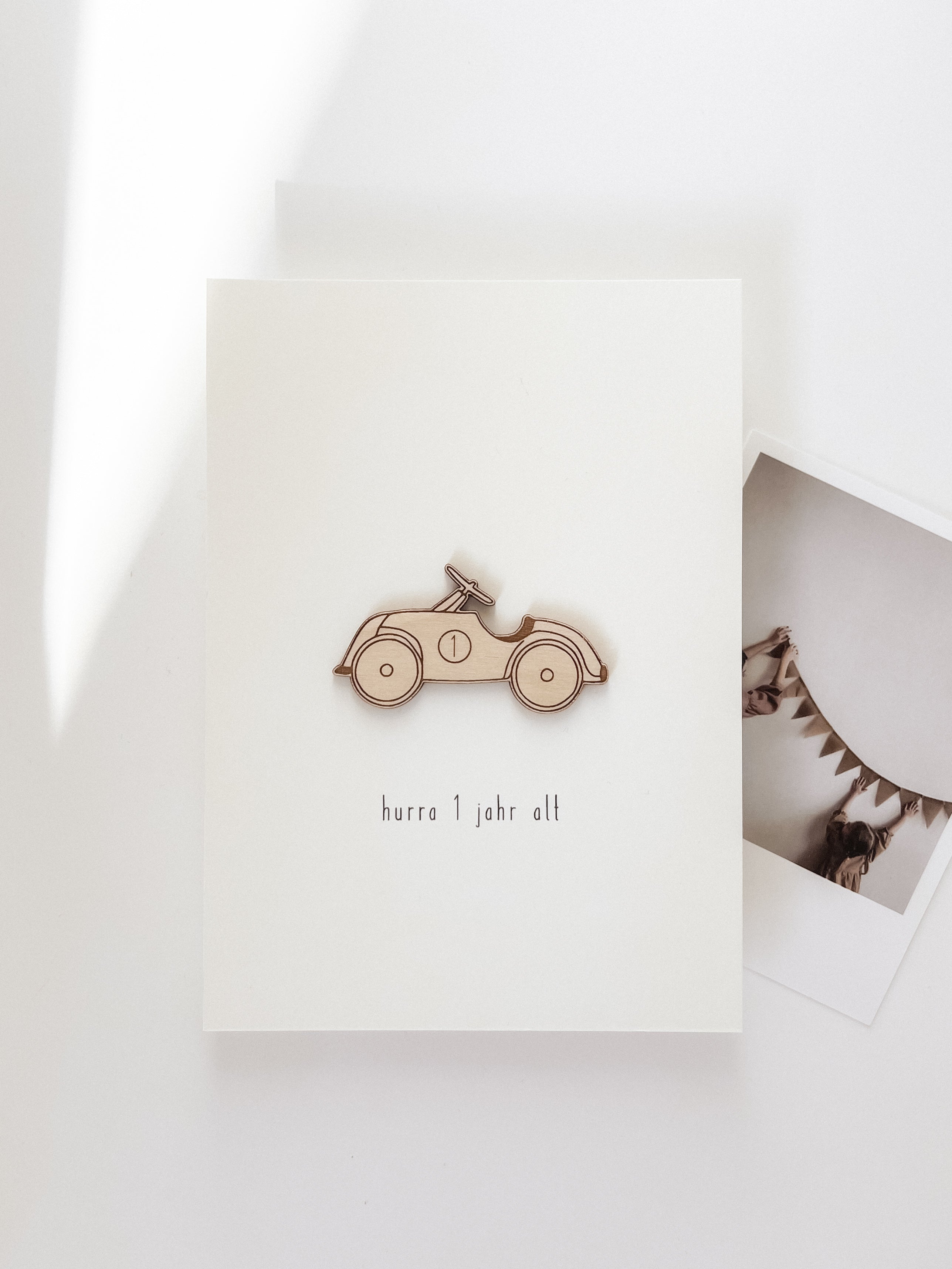 Geburtstagskarte Holzauto minimalistisch Hurra 1 Jahr alt – Karte Kindergeburtstag Junge Mädchen – handgefertigt Naturholz Deutschland Geschenk​​​​​​​​​​​​​​​​