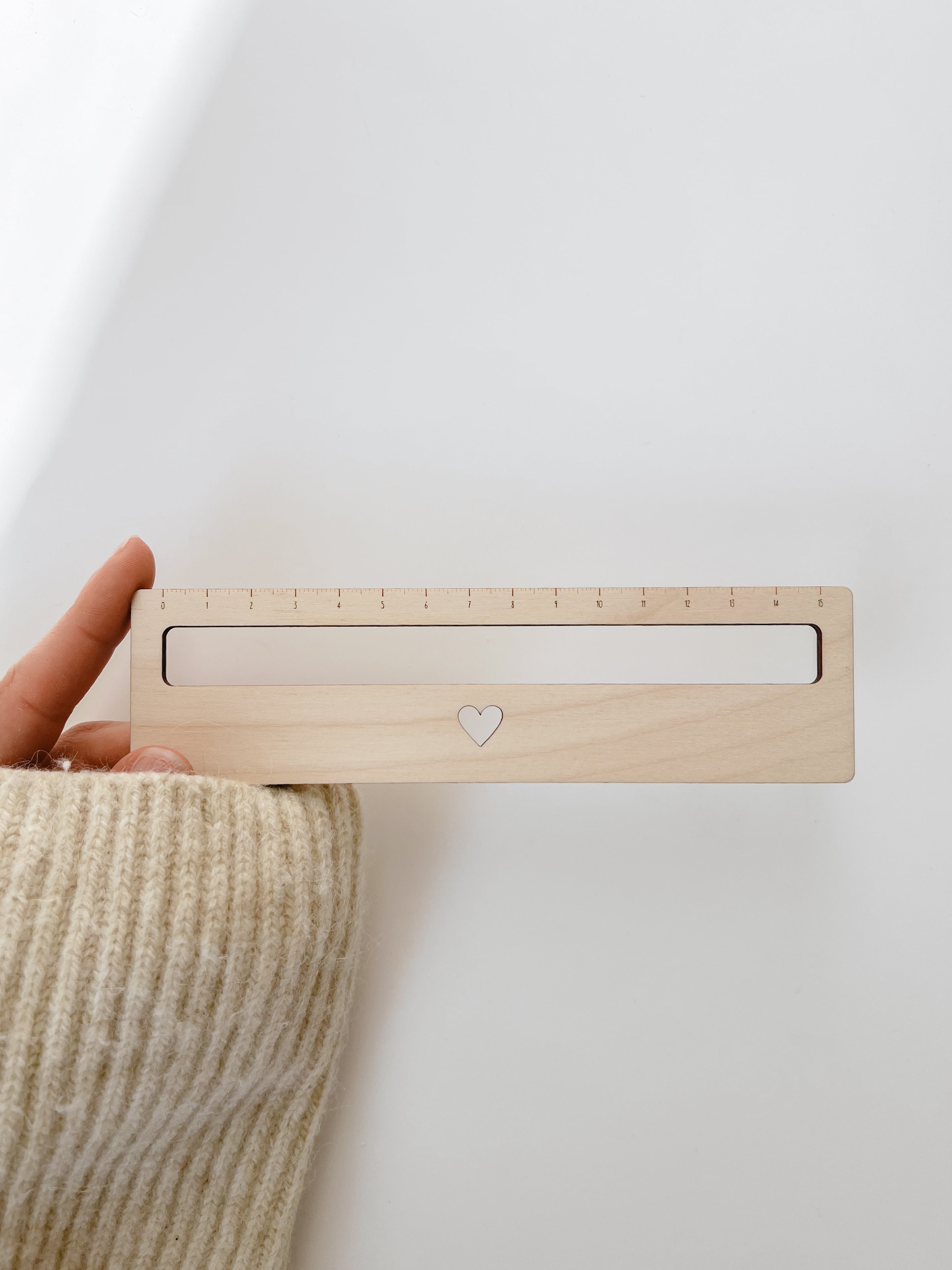 Lesehilfe Kinder Holz FSC mit Herzmotiv in der Hand – Lineal Leseschiene Grundschule – handgefertigt Deutschland – Einschulungsgeschenk Schultüte​​​​​​​​​​​​​​​​