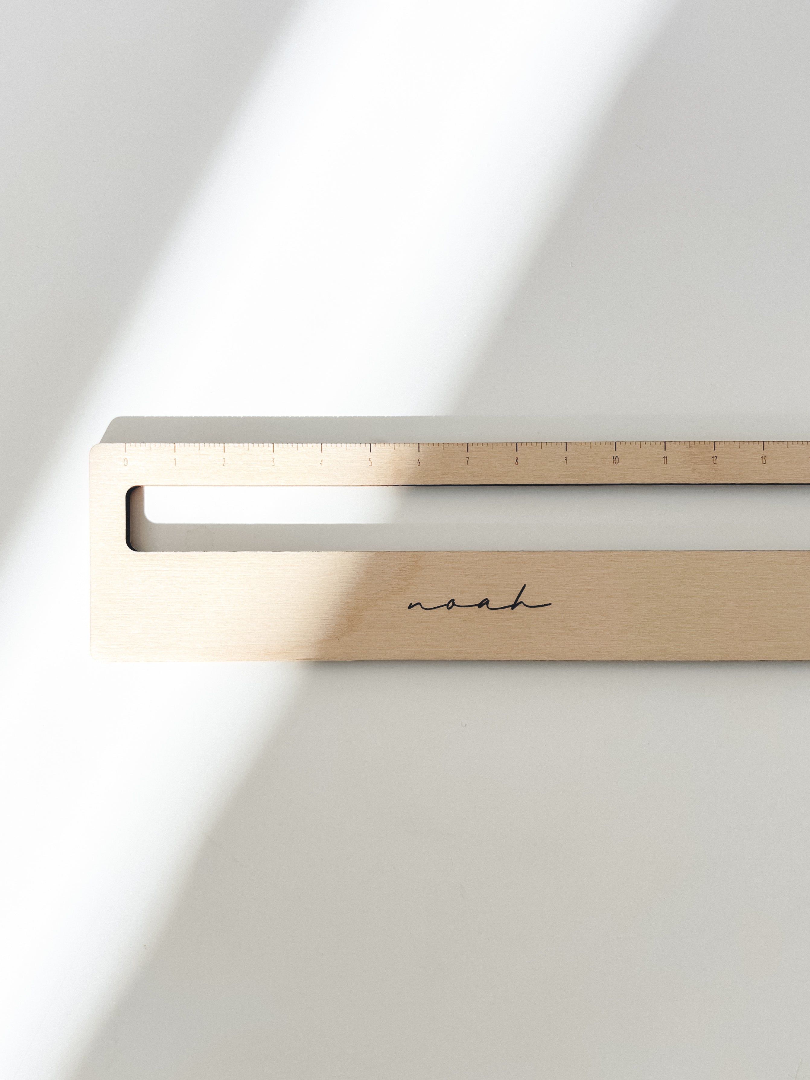 Lesehilfe Kinder Holz personalisiert – Geburtstagsgeschenk Grundschulkind – Leseschiene mit Namen graviert – nachhaltig handgefertigt