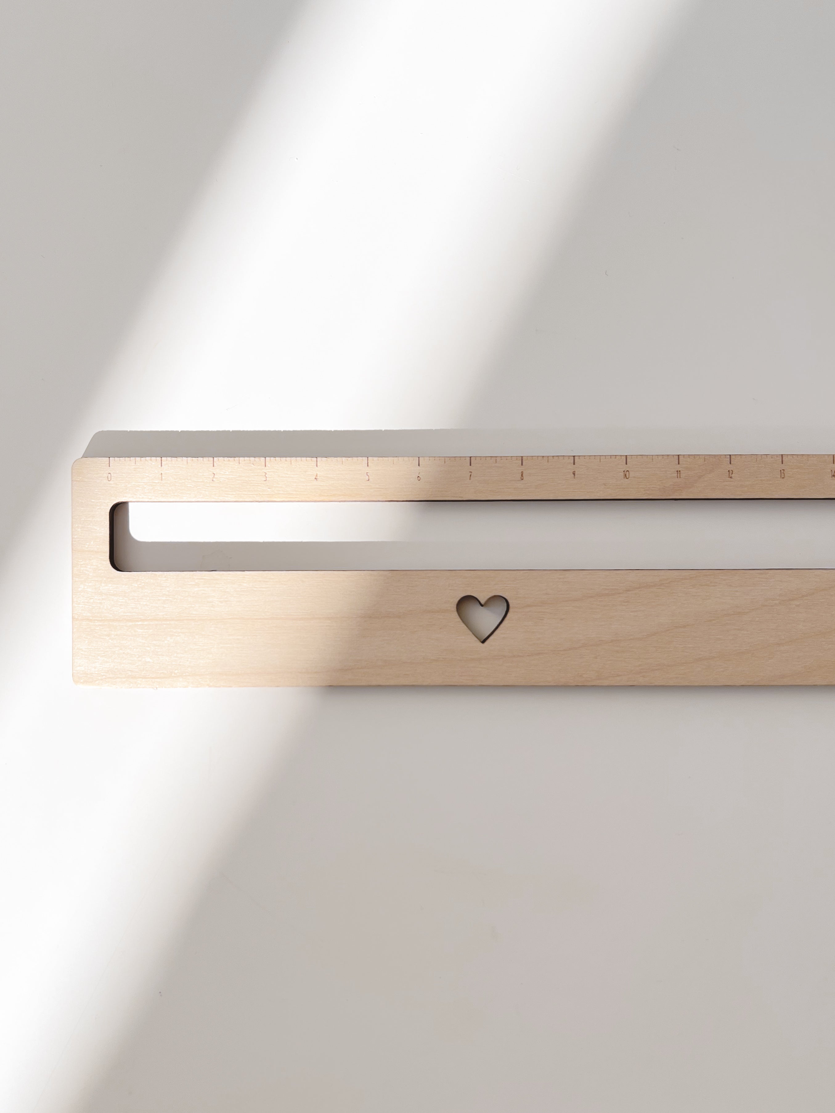 Lesehilfe Naturholz FSC minimalistisch mit ausgeschnittenem Herz – Lesezeichen Lineal Kinder – Geschenk Einschulung Schultüte nachhaltig