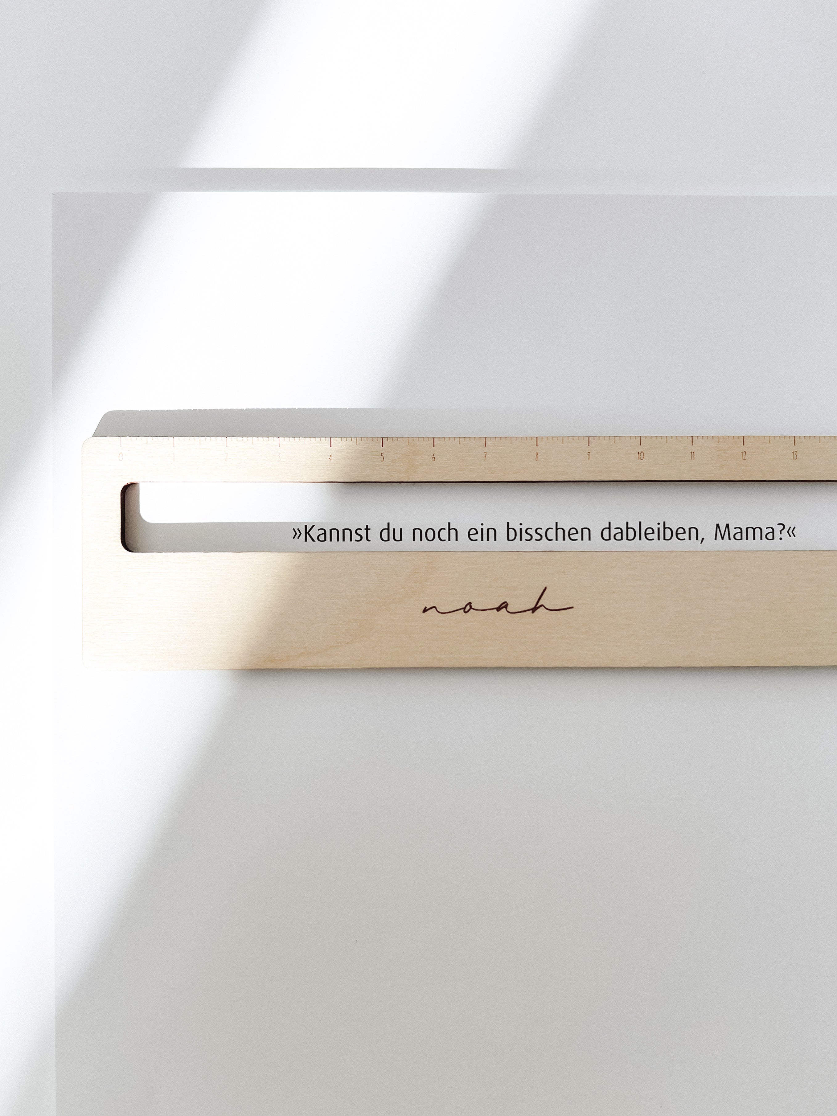 Personalisierte Lesehilfe Holz mit Namen – Einschulungsgeschenk Grundschule – Leseschiene Lineal FSC Holz – handgefertigt Deutschland