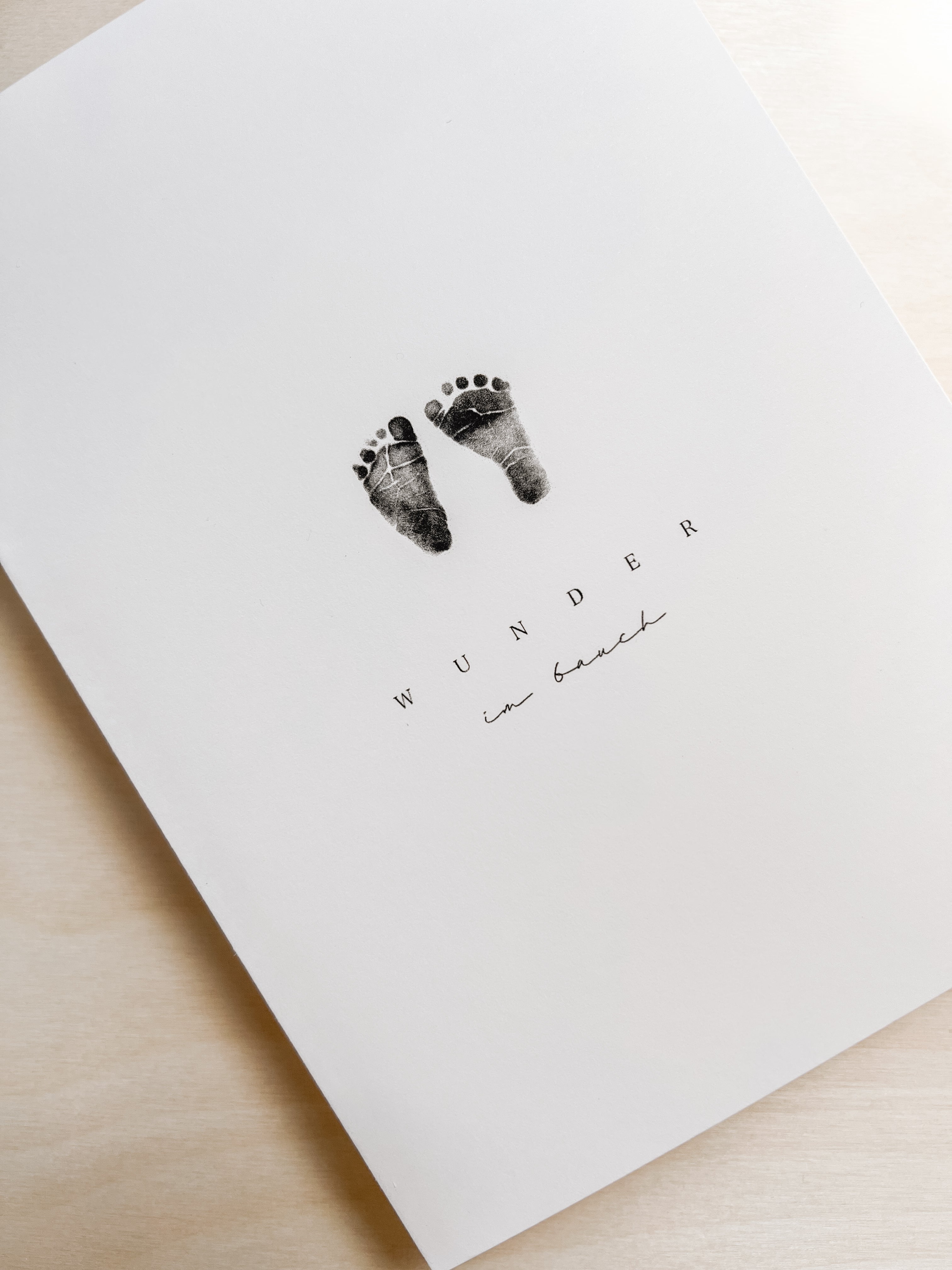 Detailansicht Mutterpasshülle mit Babyfüße Gravur und Schriftzug Wunder im Bauch – Hülle Mutterpass minimalistisch – Geschenk Schwangerschaft werdende Mutter