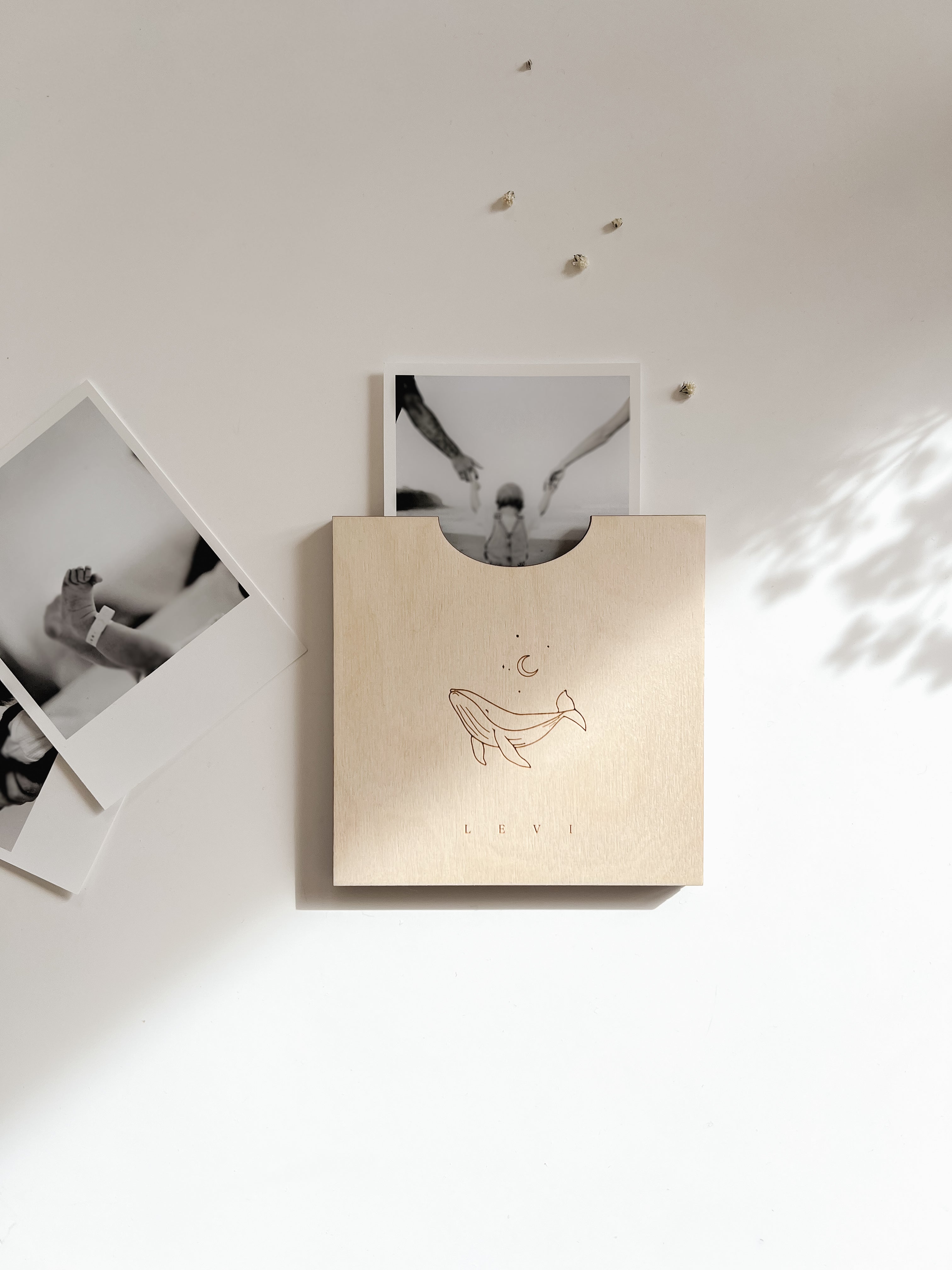 Personalisierte Geburtskarte aus Holz mit Walmotiv – Geschenk zur Geburt