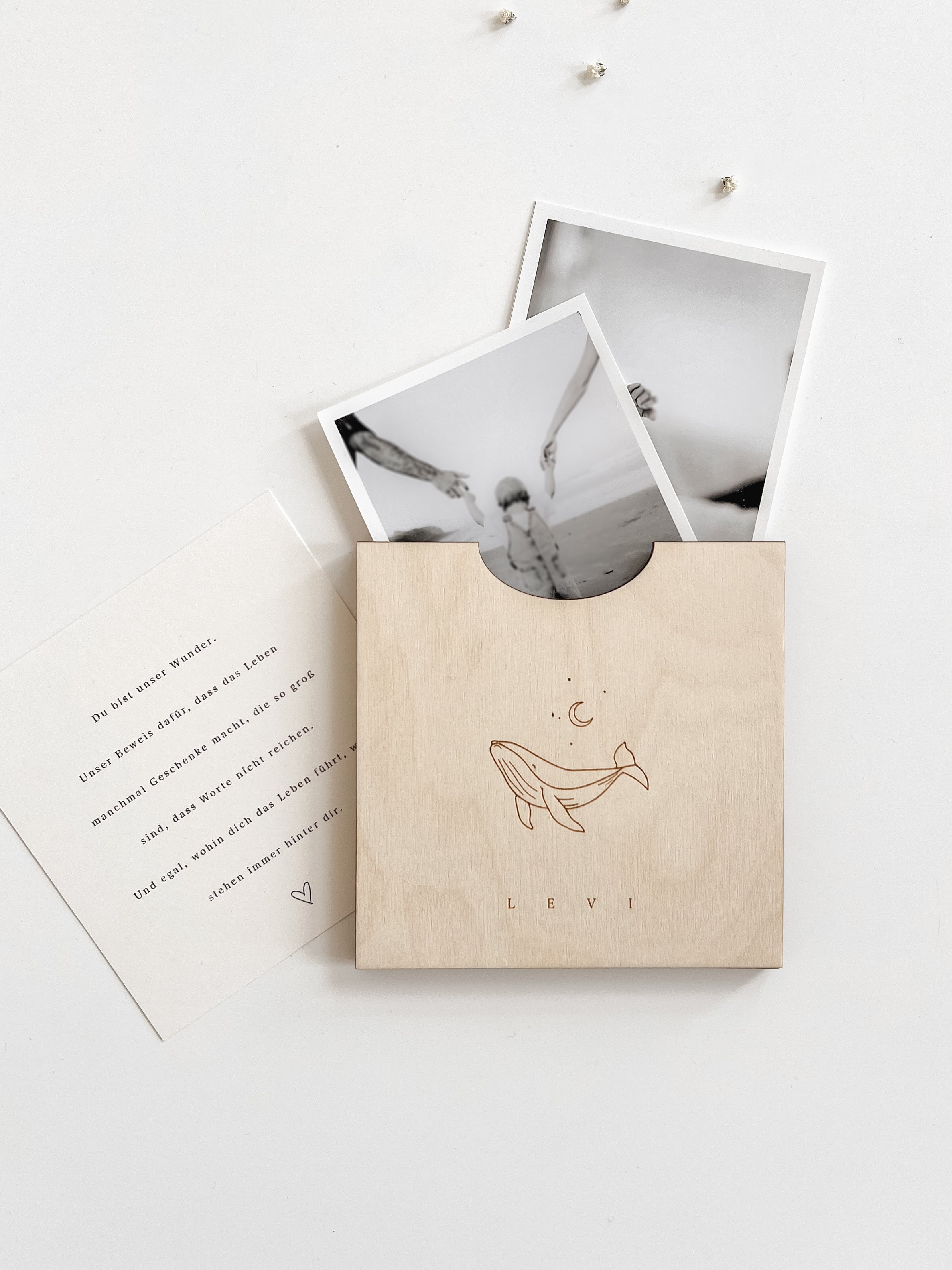 Personalisierte Geburtskarte aus Holz mit Walmotiv – Geschenk zur Geburt