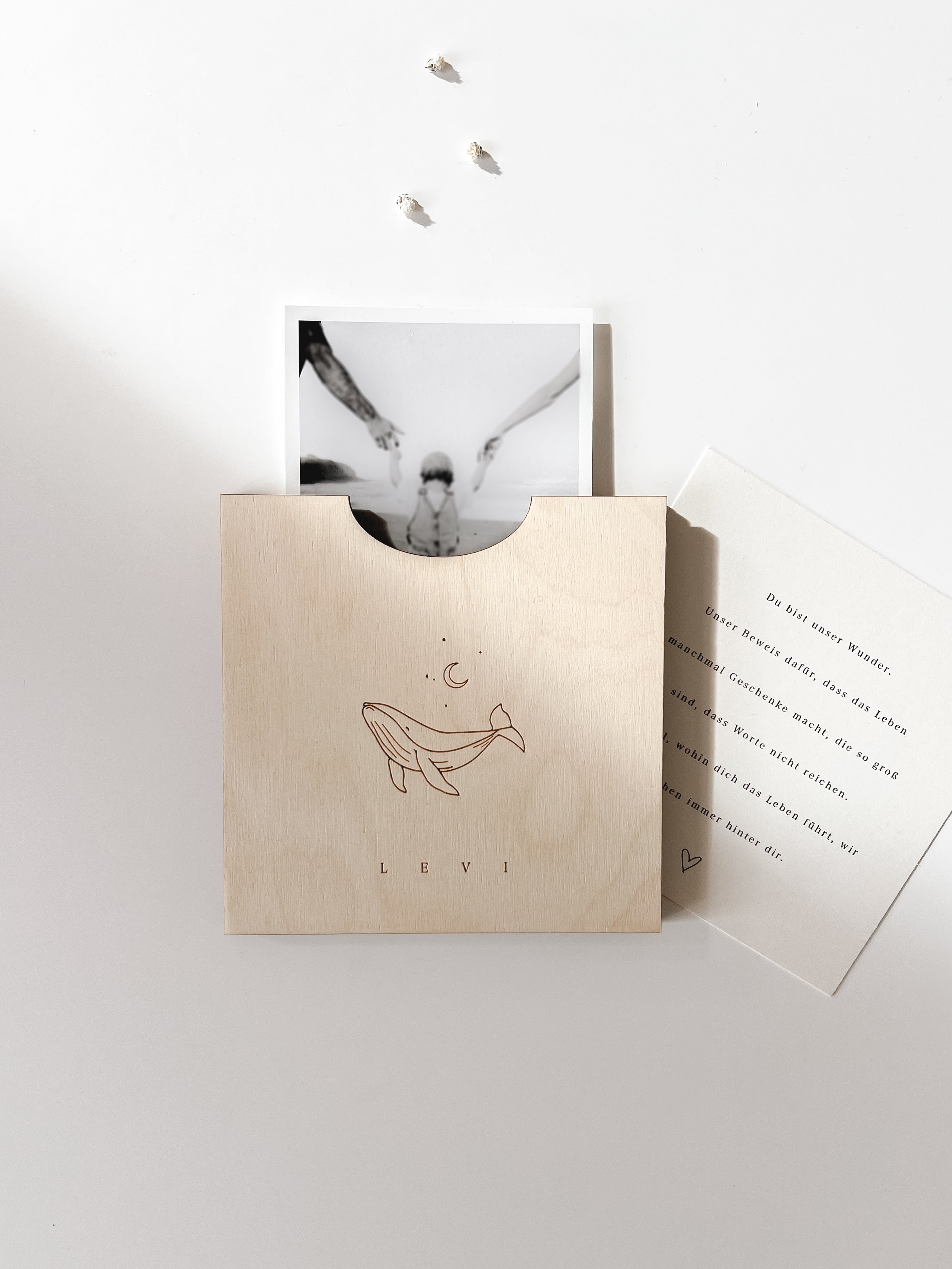 Personalisierte Geburtskarte aus Holz -  Wal