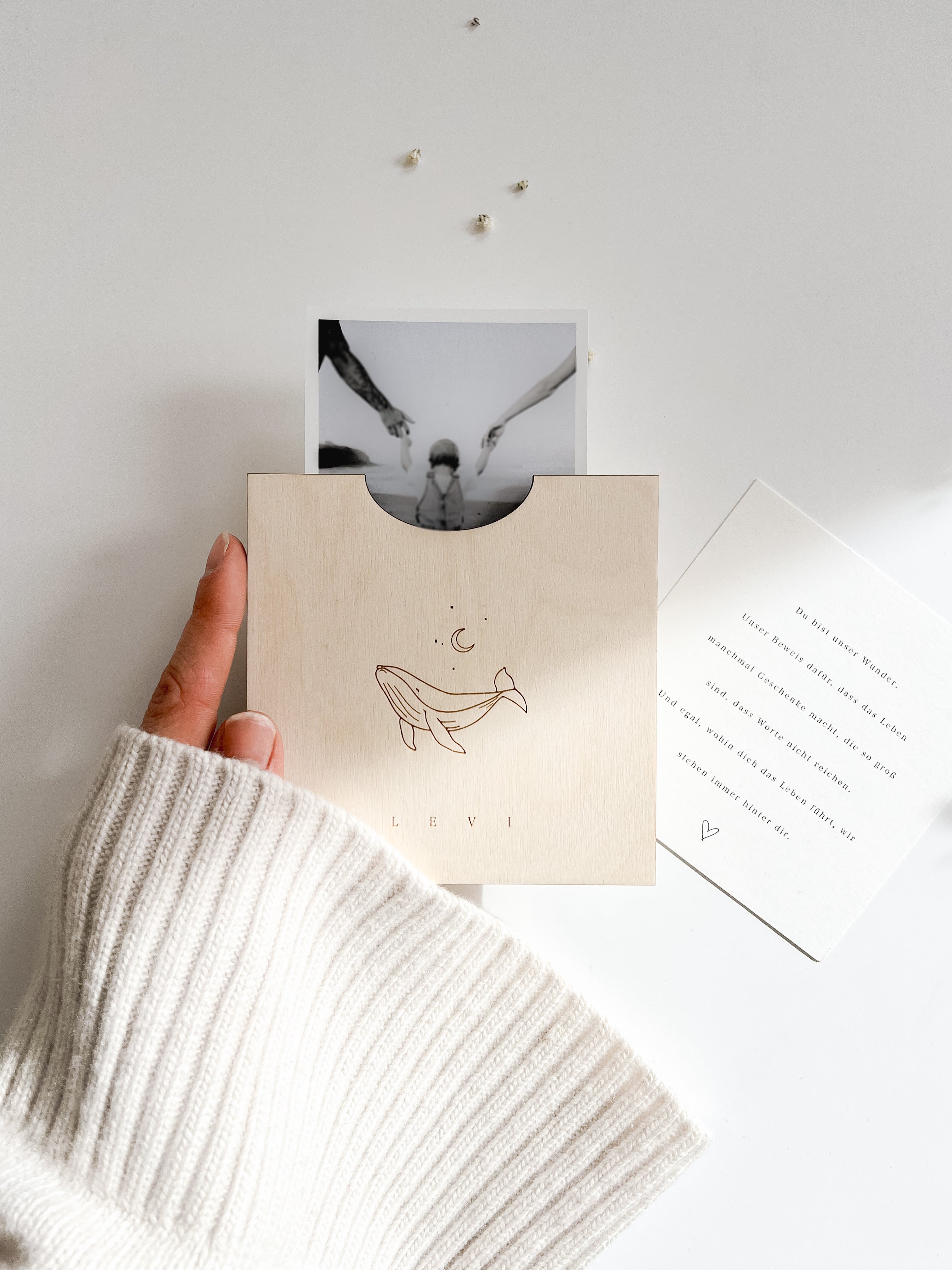 Personalisierte Geburtskarte aus Holz mit Walmotiv – Geschenk zur Geburt